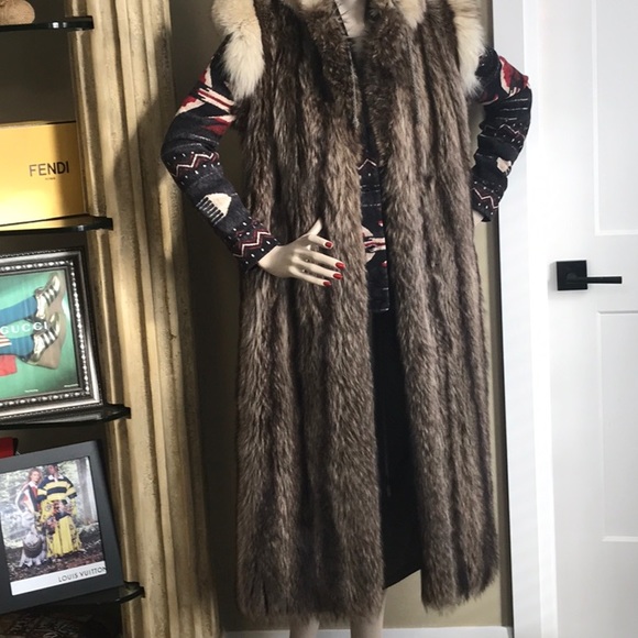 STUNNING FULL LENGTH VEST IN RACCOON & FOX FUR - Picture 4 of 8